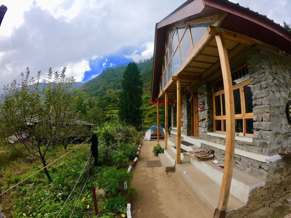 Stonedage Tosh - carbon neutral hotel in Kulu