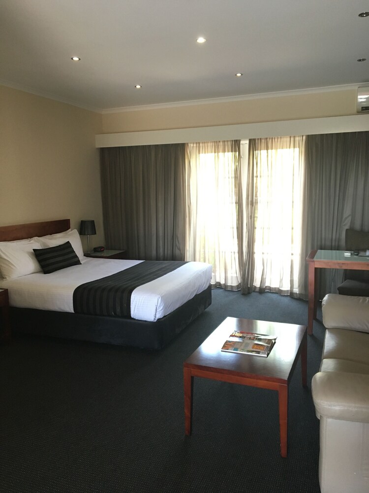 Quality Hotel Melbourne Airport — 4-Star Luxury Hotel in Westmeadows, Australia