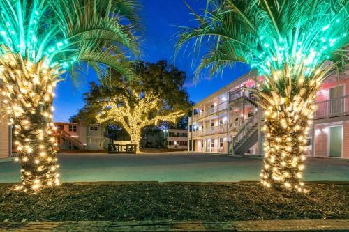 TreeHouse Lodge Walk to Beach Pet Friendly 104 — 4-Star Luxury Hotel in Myrtle Beach, United States