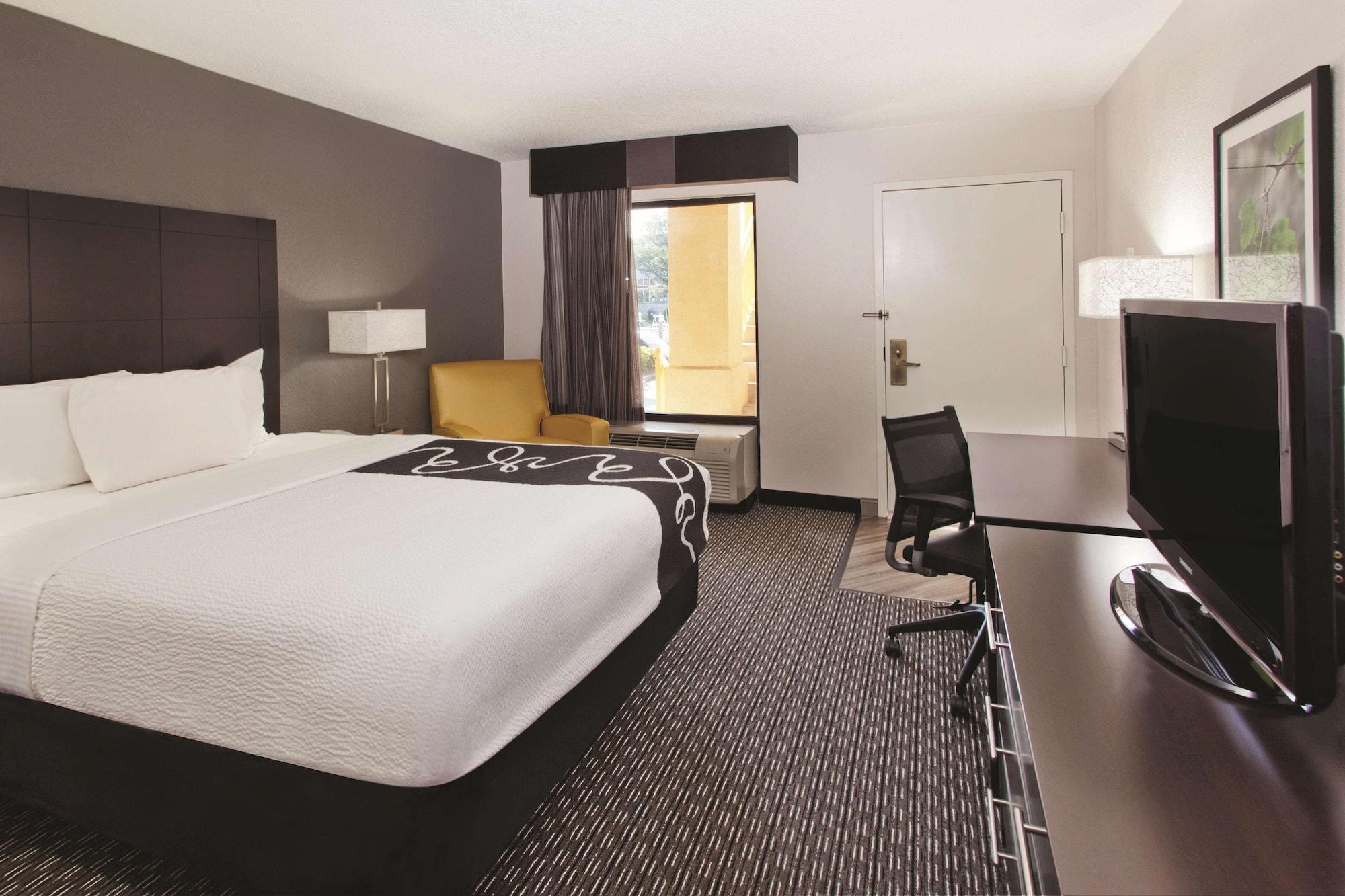 La Quinta Inn & Suites by Wyndham Charleston Riverview - photo 10