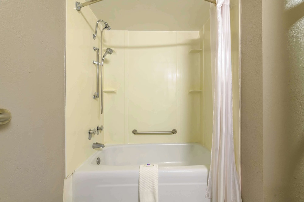 Motel 6 Spring Hill FL Weeki Wachee - photo 24