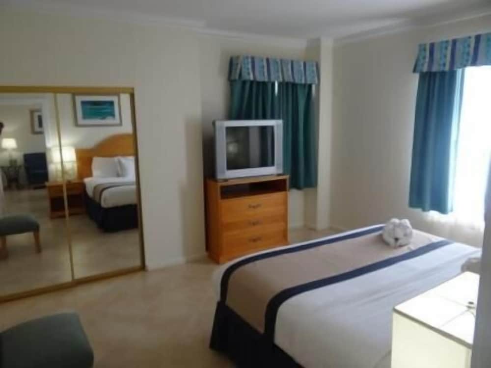 Hollywood Beach Resort two Bedrooms Sleeps 6 - photo 7