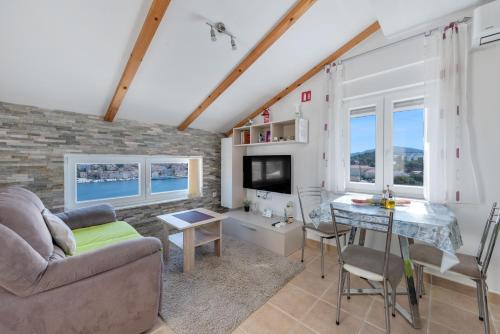 Apartments Joni Čikat — 4-Star Luxury Hotel in Mali Losinj, Croatia