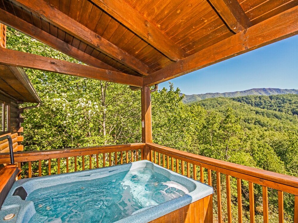 Dreamweaver Hot Tub Mountain View Grill WiFi — 4-Star Luxury Hotel in Gatlinburg, United States