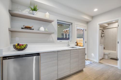 Rooftop Patio with Waterview Private Garden & Grill 3BR 3BA Modern Cityscape - photo 14