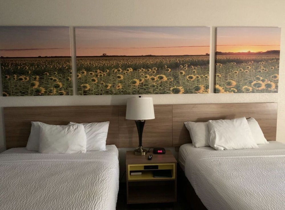 Days Inn by Wyndham Topeka - photo 13