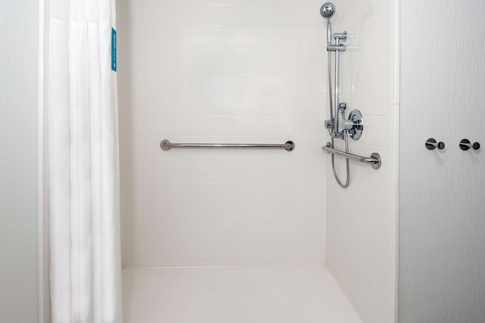 Hampton Inn Salisbury - photo 18