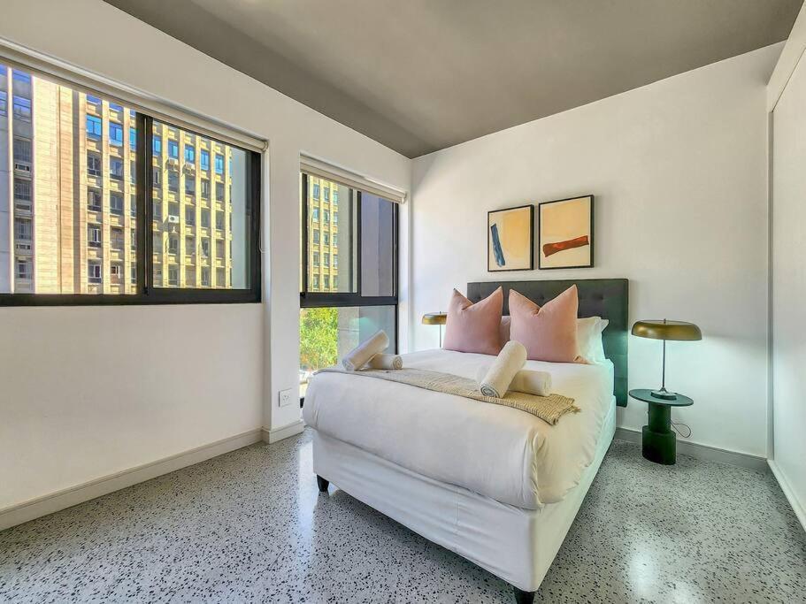 2nd Floor Luxury in City Pool Secure Wifi