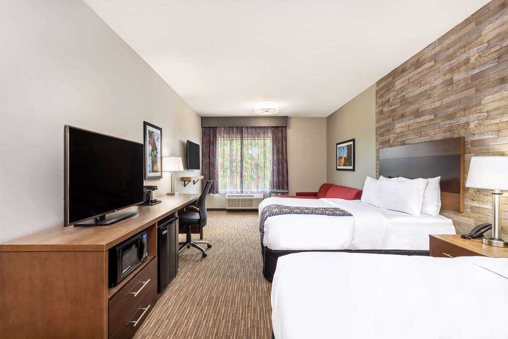 La Quinta Inn & Suites by Wyndham Bloomington - photo 21
