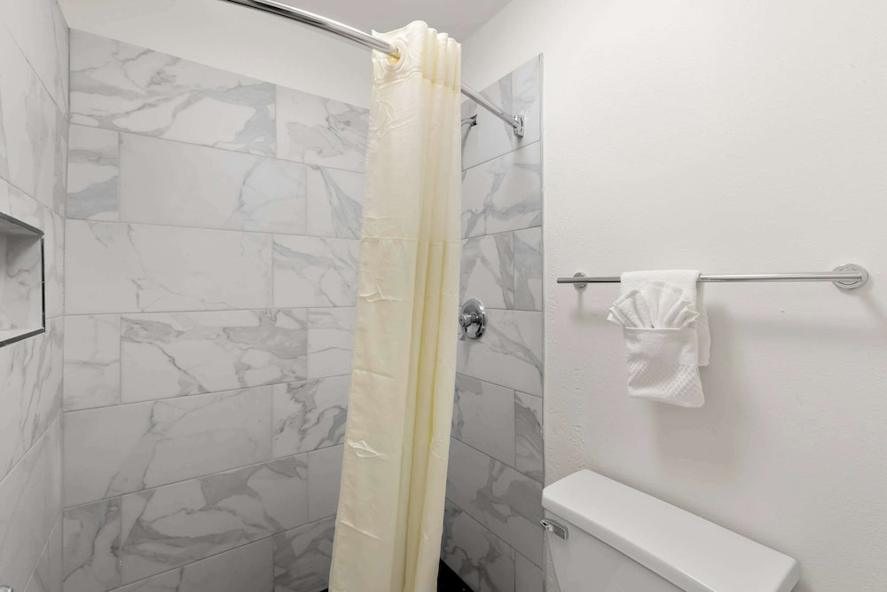 Clarion Pointe Kennesaw Town Center - photo 16