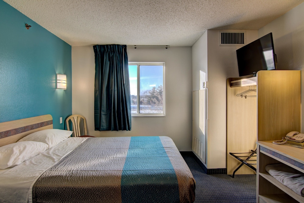 Econo Lodge Menomonie - photo 8