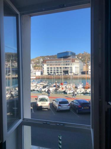 Captain YOO Ginkgo Biloba Cocon moderne sur le port in Fecamp, France