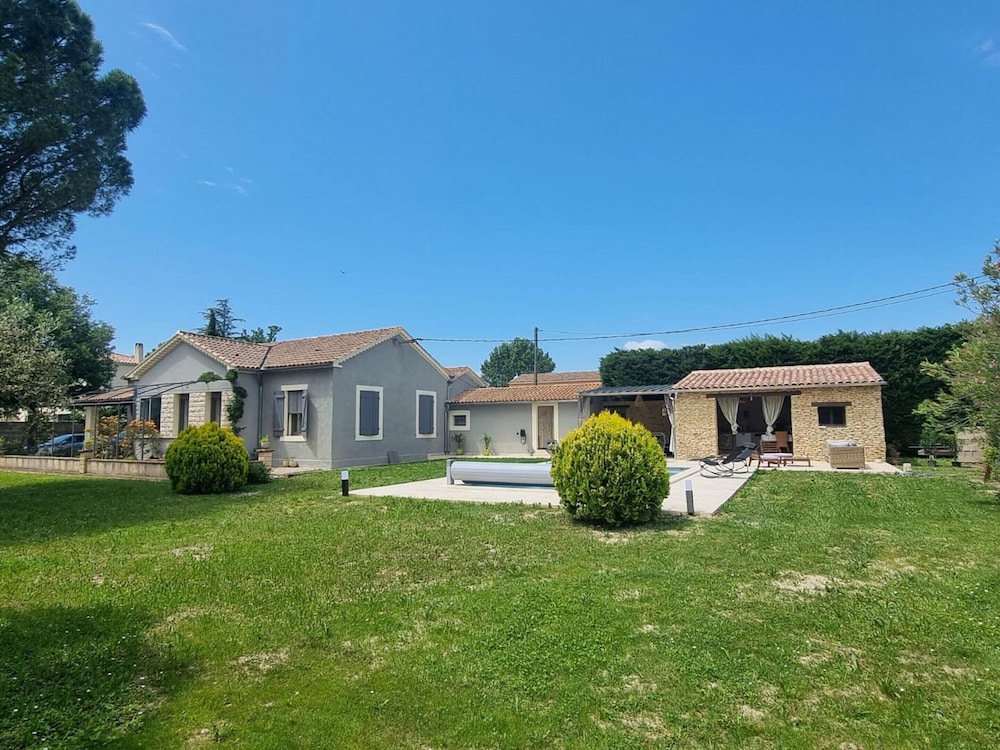Charming Holiday House With Private Pool Maillane — 4-Star Luxury Hotel in Maillane, France