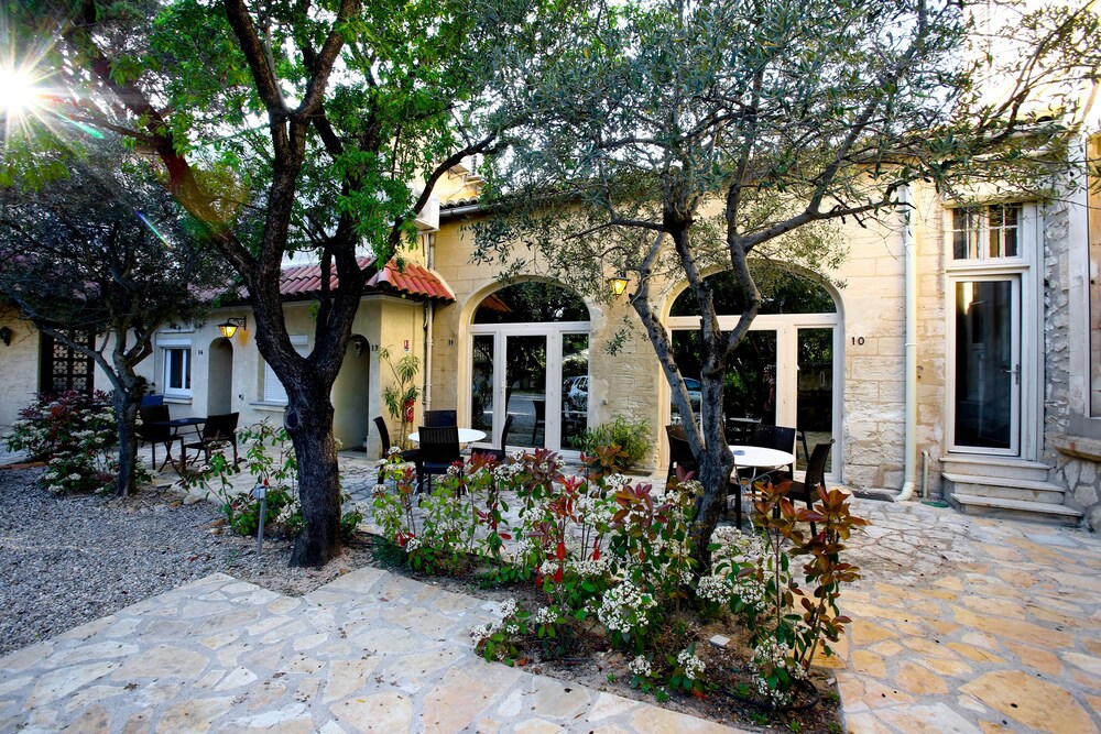 Les Cèdres - carbon neutral hotel in Villeneuve-Les-Avignon
