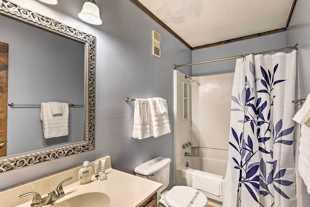 Pool Access And Slope Views Beech Mtn Condo — 4-Star Luxury Hotel in Banner Elk, United States
