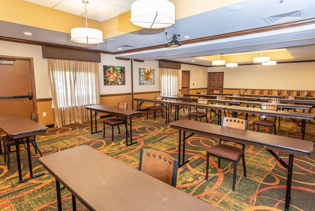 La Quinta Inn & Suites by Wyndham Bentonville - photo 33