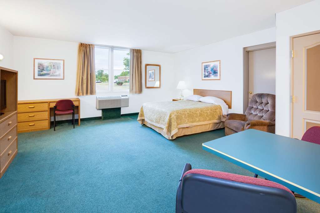 Super 8 by Wyndham Brooklyn - photo 6