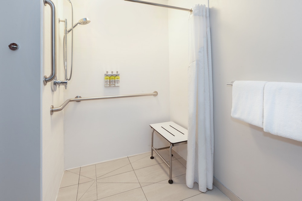 Holiday Inn Express Hotel & Suites Woodhaven by IHG - photo 13