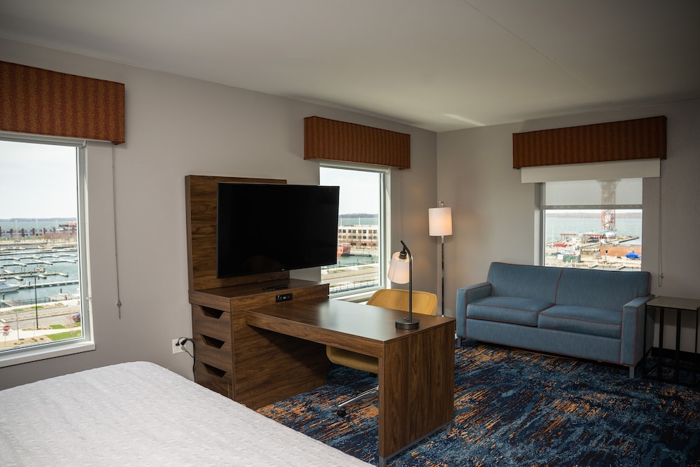 Hampton Inn & Suites Erie Bayfront - photo 18