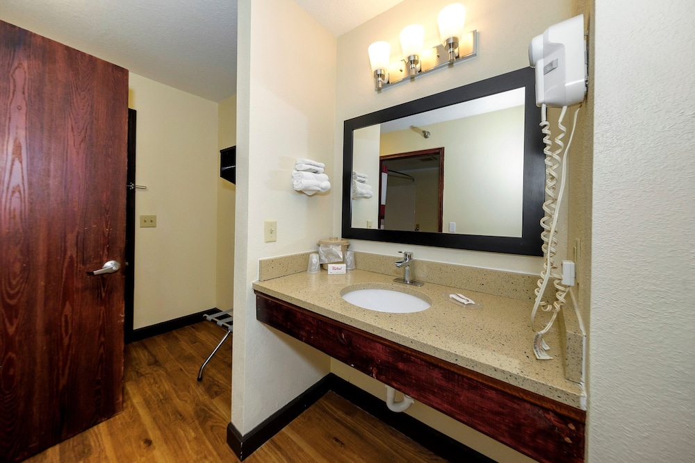 Red Roof Inn Osage Beach Lake of the Ozarks - photo 21