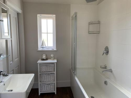 Blue Moon The Bay 2 bedrooms with ensuites parking for 2 cars 2 dogs welcome