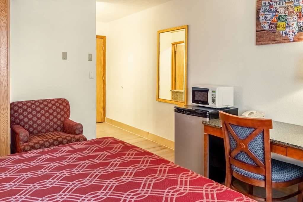 Econo Lodge Inn & Suites Madras - photo 21