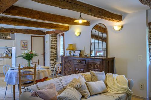 Ty Chaumiere Charmante Petite Chaumiere En Pierre Avec Jardin — Theix