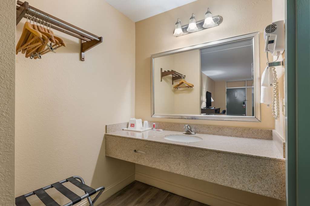 Econo Lodge Cullman South - photo 9