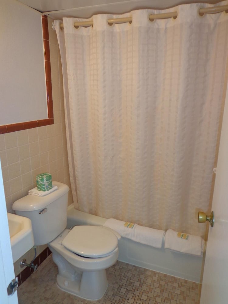 Quarterdeck Motel - photo 13