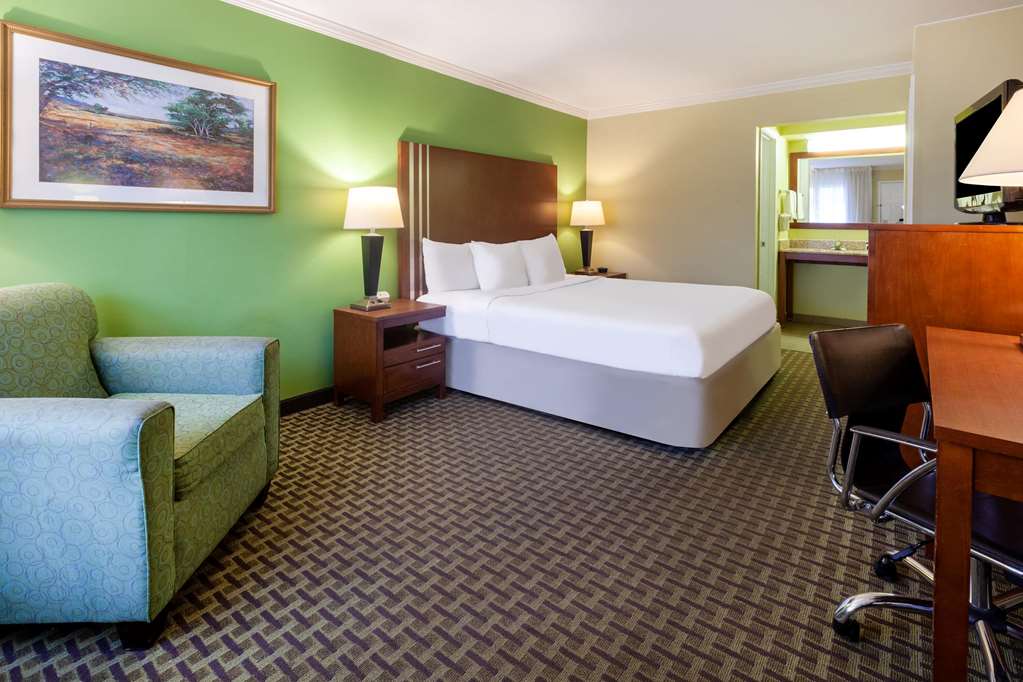 Days Inn by Wyndham Austintown - photo 18
