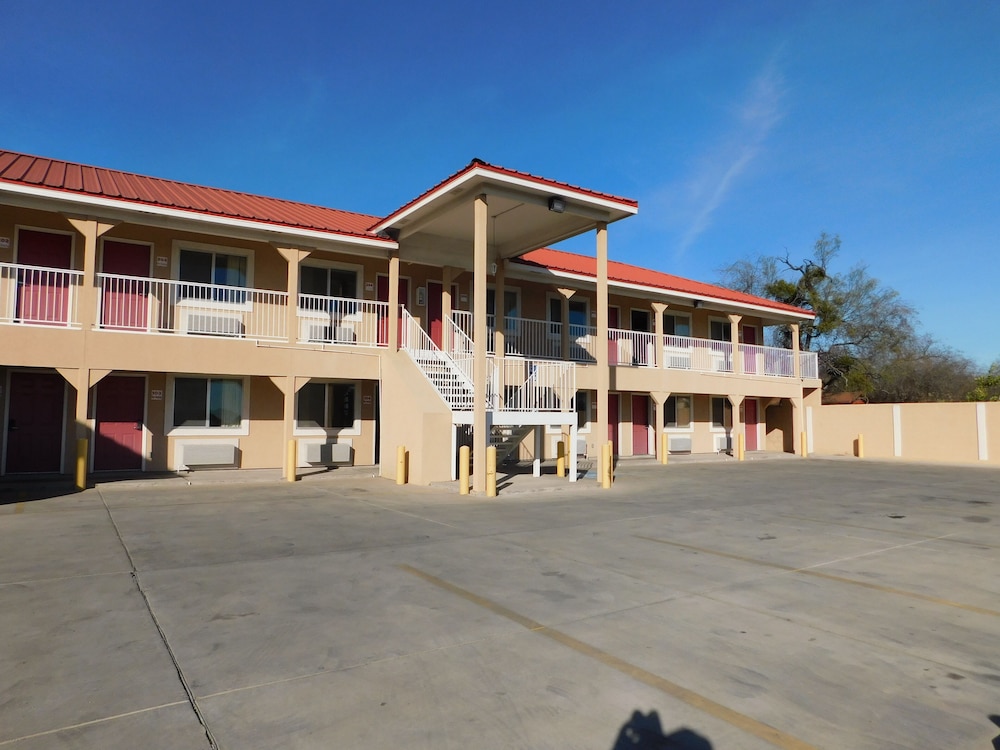Eagle Pass Inn - photo 12