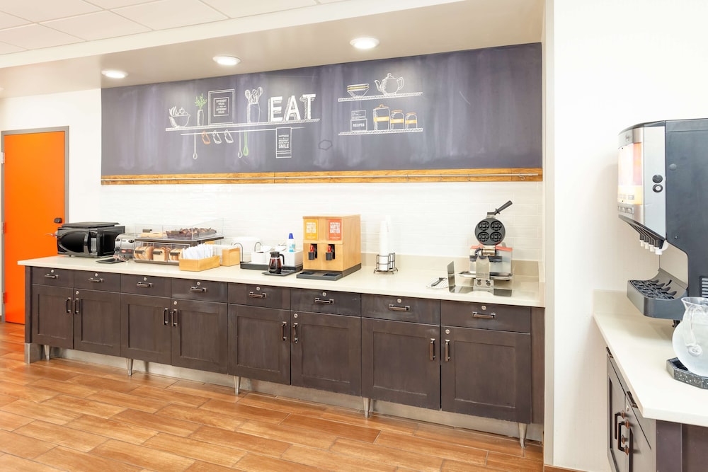 Hampton Inn & Suites Niles Warren - photo 40
