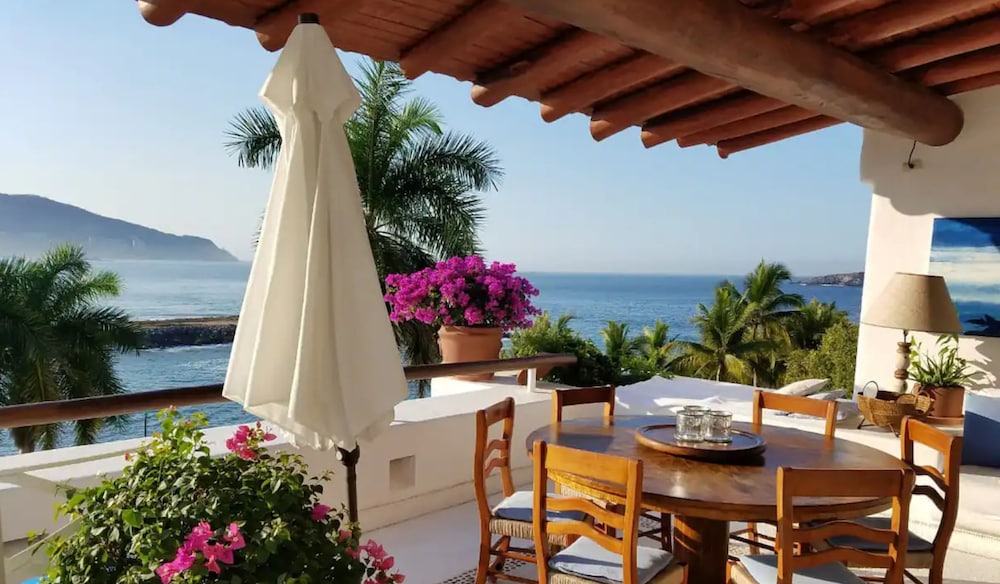 Villa Frente al Mar con Hermosas Vistas — 4-Star Luxury Hotel in Ixtapa, Mexico