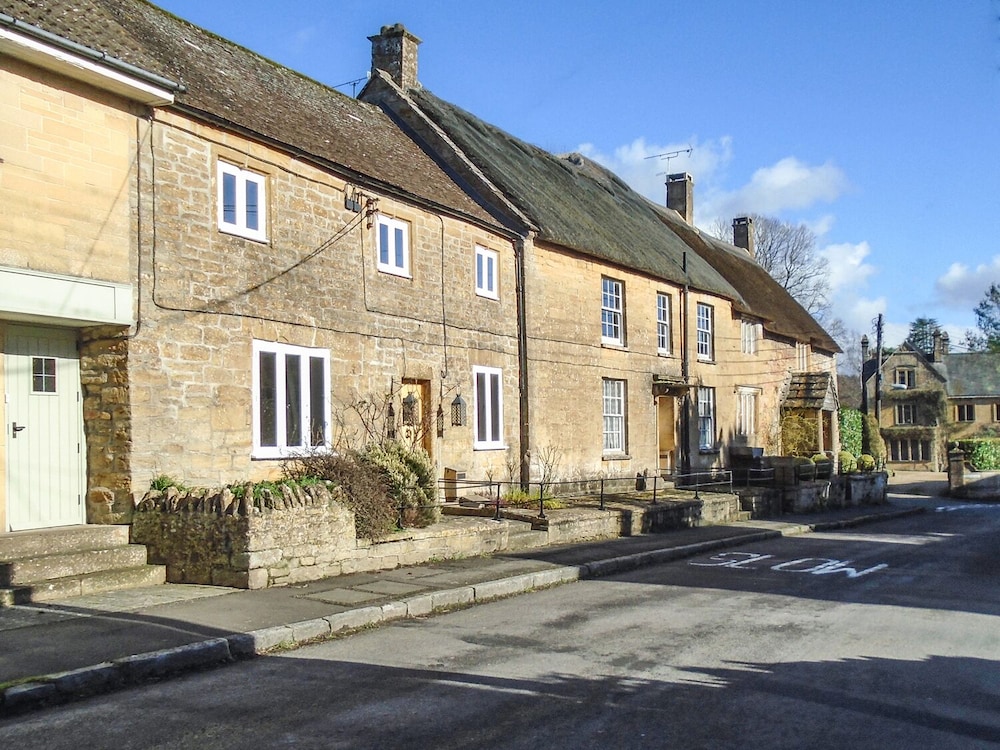 Greenham Cottage — 5-Star Luxury Hotel in Yeovil, United Kingdom