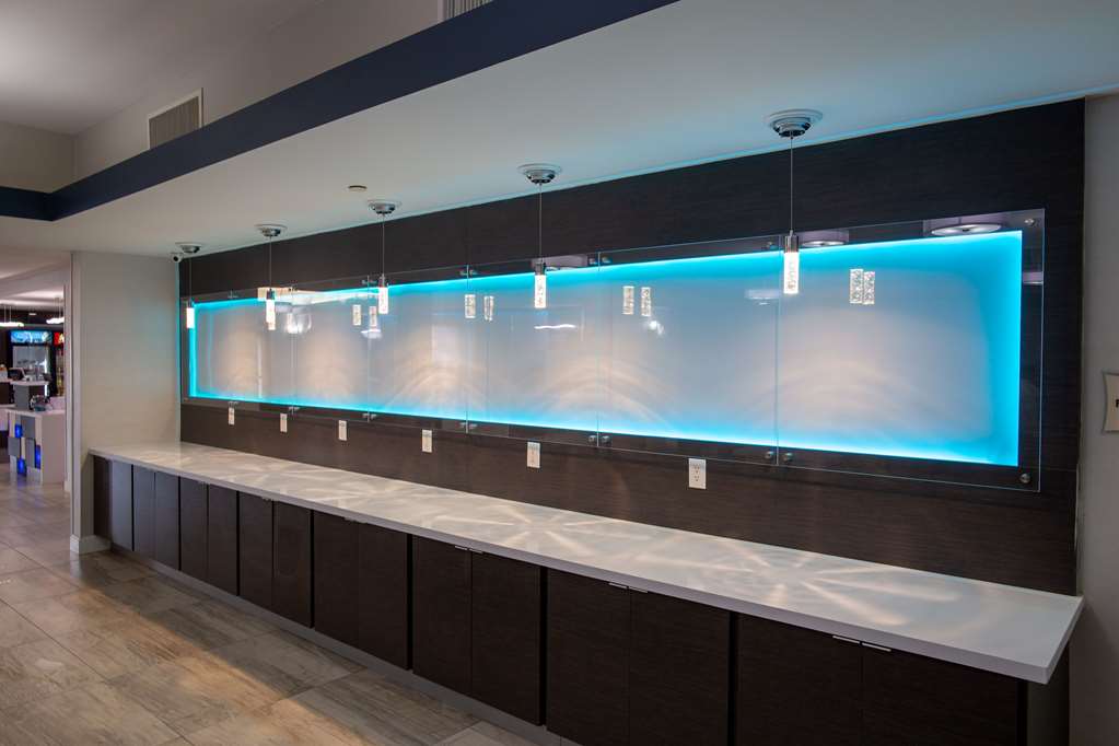 La Quinta Inn & Suites by Wyndham Houston East at Normandy - photo 49