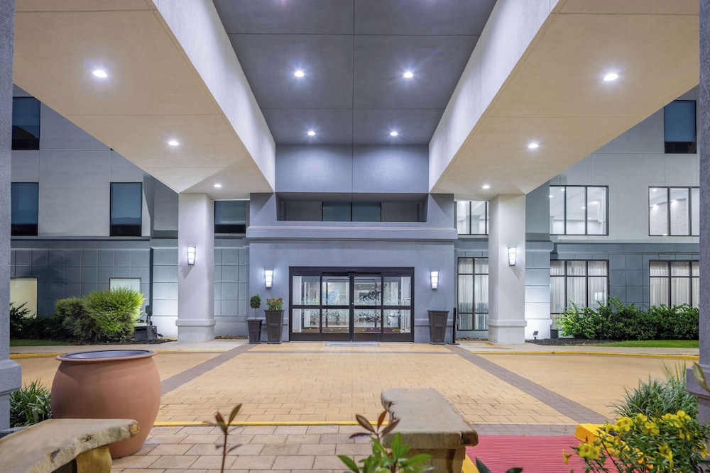 Hampton Inn & Suites Brenham - photo 45