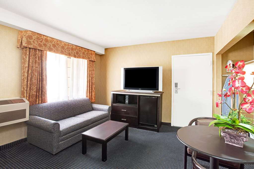 Days Inn & Suites by Wyndham Artesia - photo 17