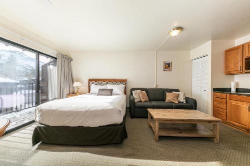 Cozy Studio #226 at Donner Lake Village in Truckee, United States
