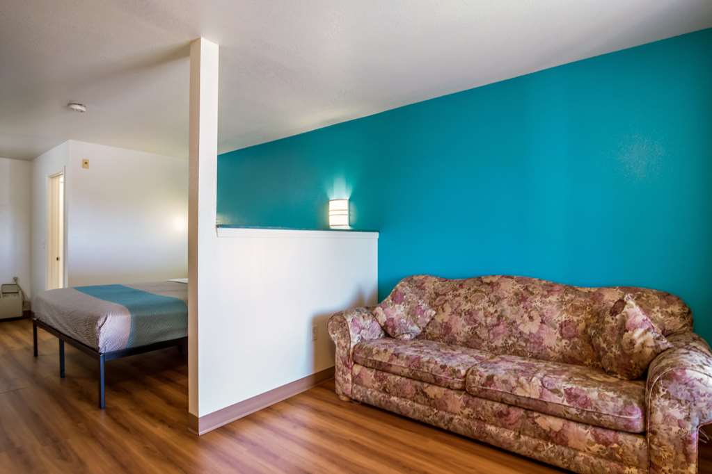 Motel 6 Portland Mall 205 - photo 8