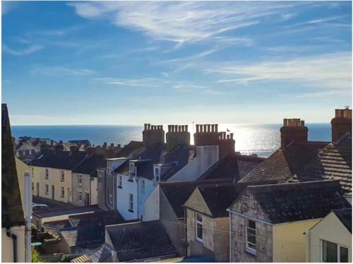 Dog Friendly Cosy Coastal Cottage with Sea Views — 4-Star Luxury Hotel in Portland, United Kingdom