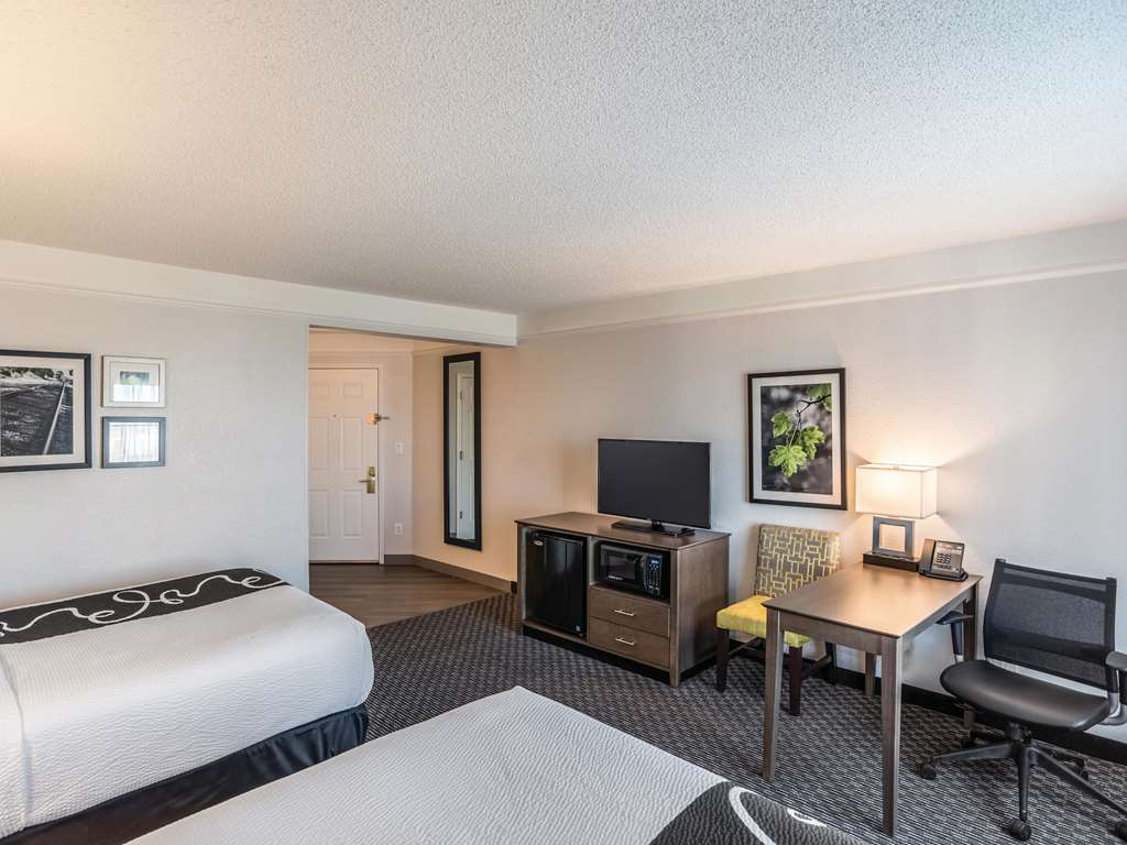 La Quinta Inn & Suites by Wyndham Phoenix Chandler - photo 31