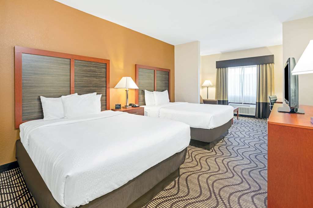 La Quinta Inn & Suites by Wyndham Midwest City Tinker AFB - photo 7