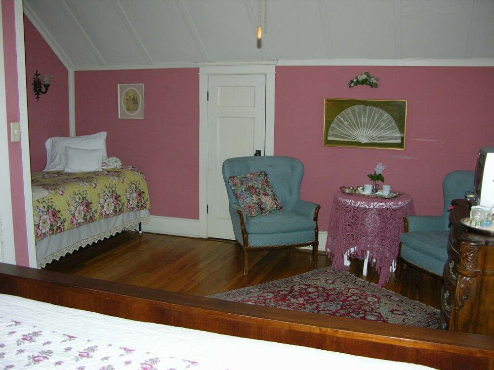Barretta Gardens Inn - photo 15
