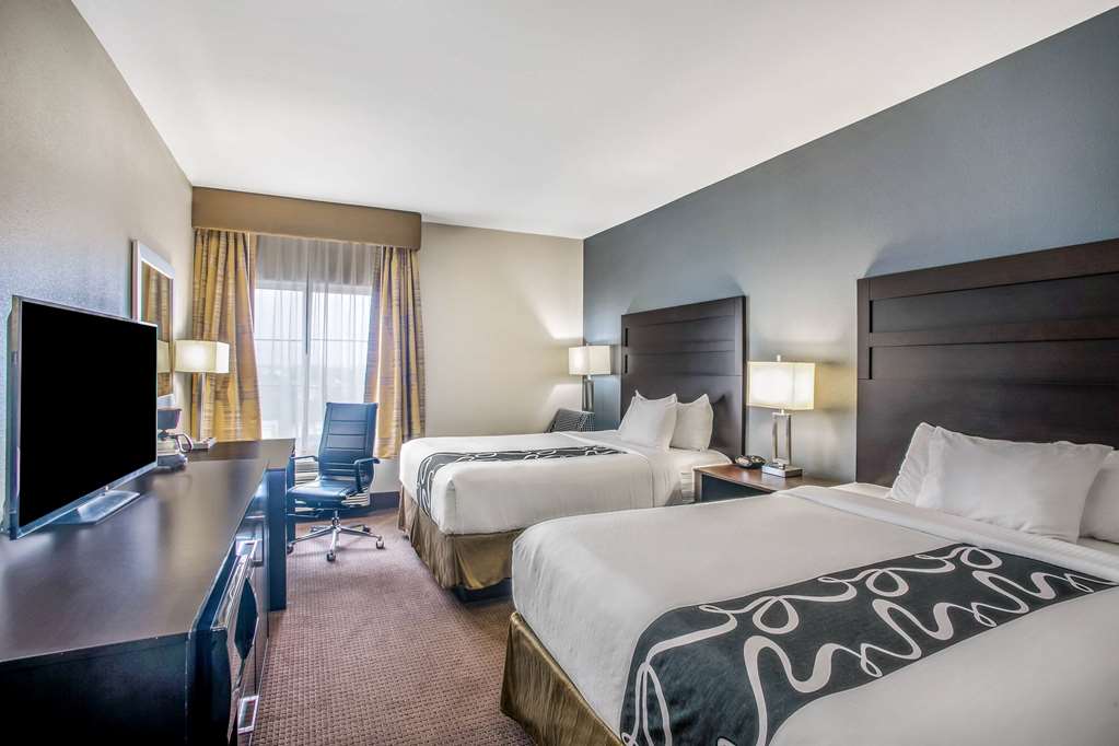 La Quinta Inn & Suites by Wyndham Karnes City Kenedy - photo 31