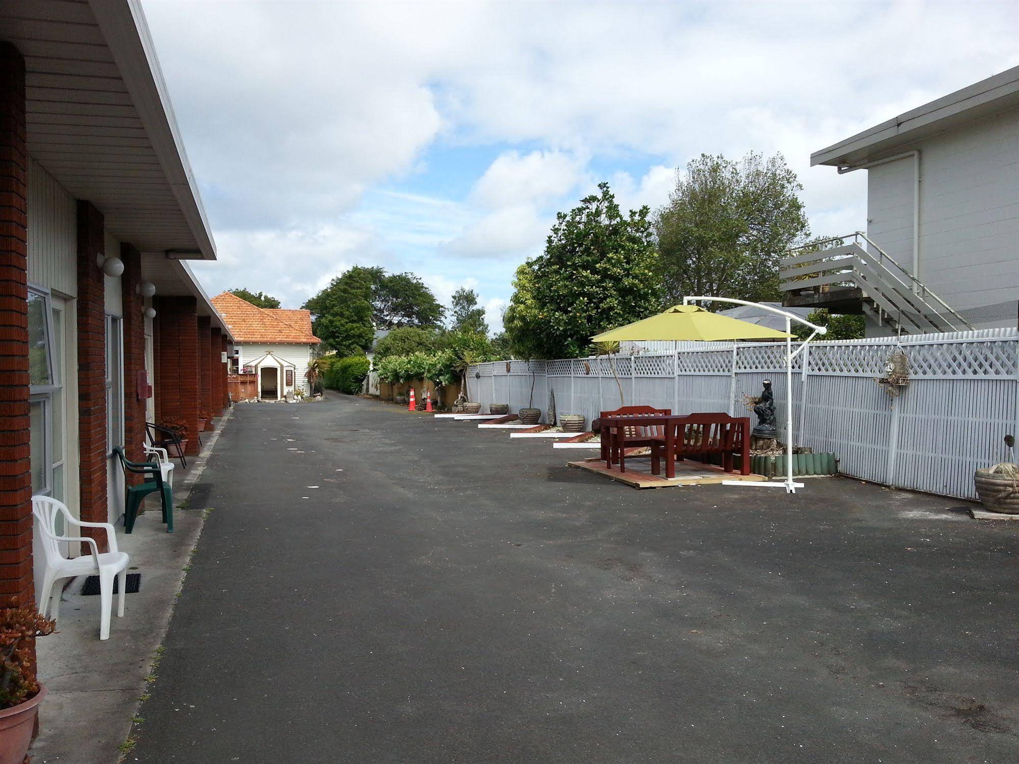 Manhattan Lodge Motel