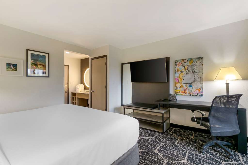 La Quinta Inn & Suites by Wyndham Des Moines West Clive - photo 54