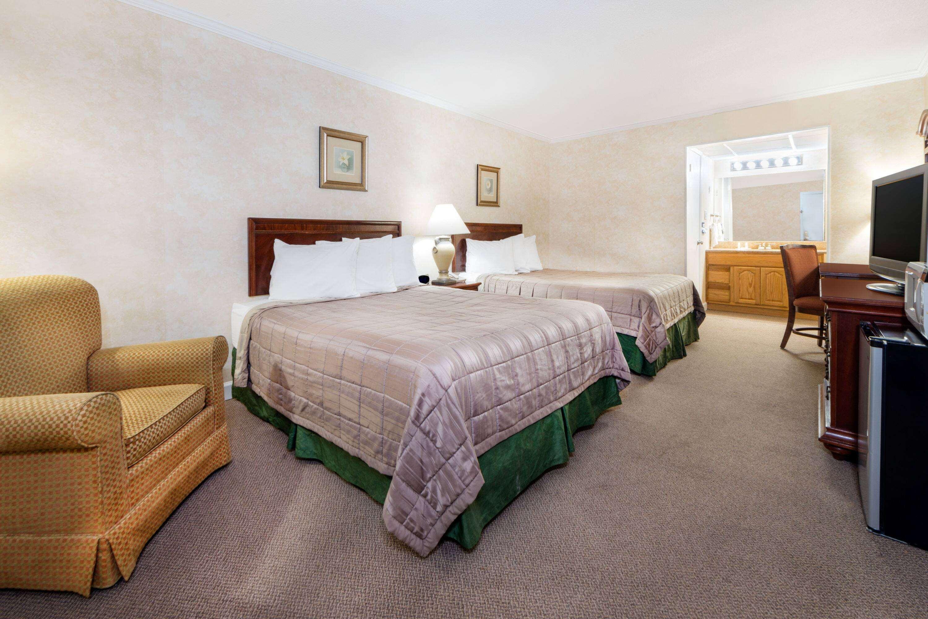 Howard Johnson by Wyndham Burlington - photo 10
