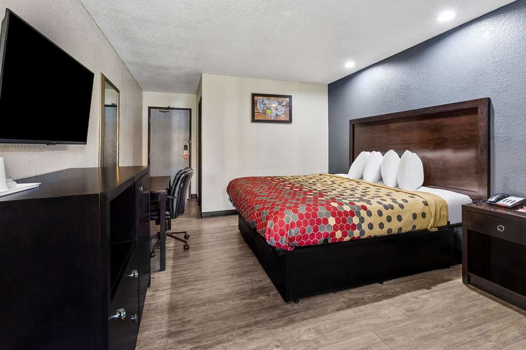 Econo Lodge Akron Copley Northwest - photo 17