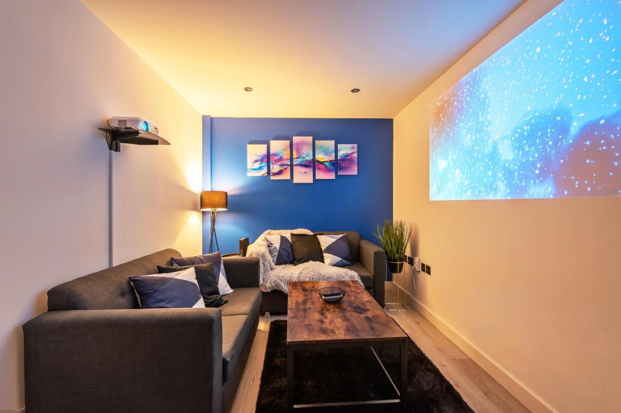 NEW Luxury Smart Cinema Stylish Apartment — 4-Star Luxury Hotel in Bradford, United Kingdom