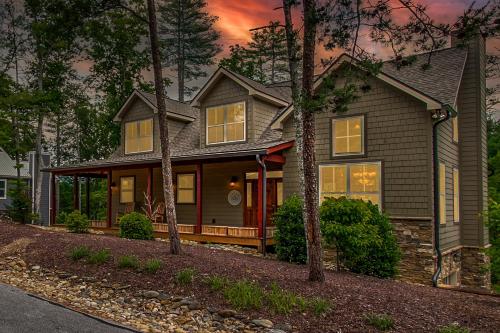 The Peaceful Perch Fireplace Community Amenities in Townsend, United States